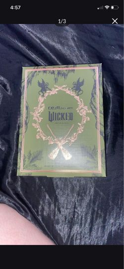 r.e.m. beauty Wicked Collection Palette