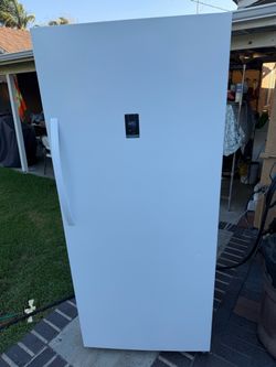 Insignia 21 CU. FT Upright Fridge/Freezer