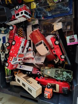 Large Lot of Diecast Toy Vehicles cars and trucks