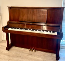 Stunning condition Yamaha Upright Piano Free delivery and tuning