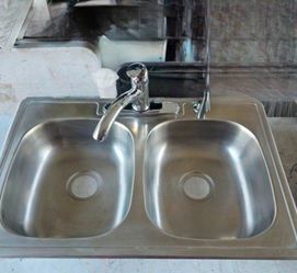 New Sink And Chrome Faucet With Side Sprayer 33x22x6