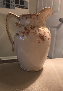 Gold rim porcelain pitcher 2 qt