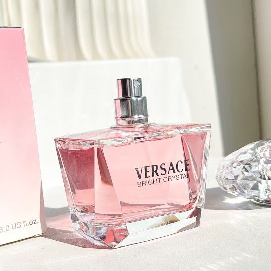 Versace Bright Crystal Eau de Toilette for Women, 90 ml
Top notes: Grapefruit, Pomegranate
Middle notes Peony, Magnolia, Lotus
Base notes: Rosewood, A