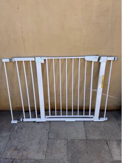 Cumbor Safety Gate – Pressure Mounted, Auto-Close – White