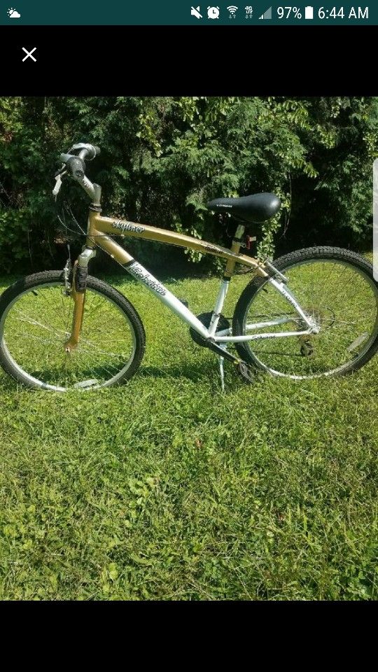 26 inch, 21 speed Schwinn Skyliner bicycle all original parts!!! Gold and white good condition.