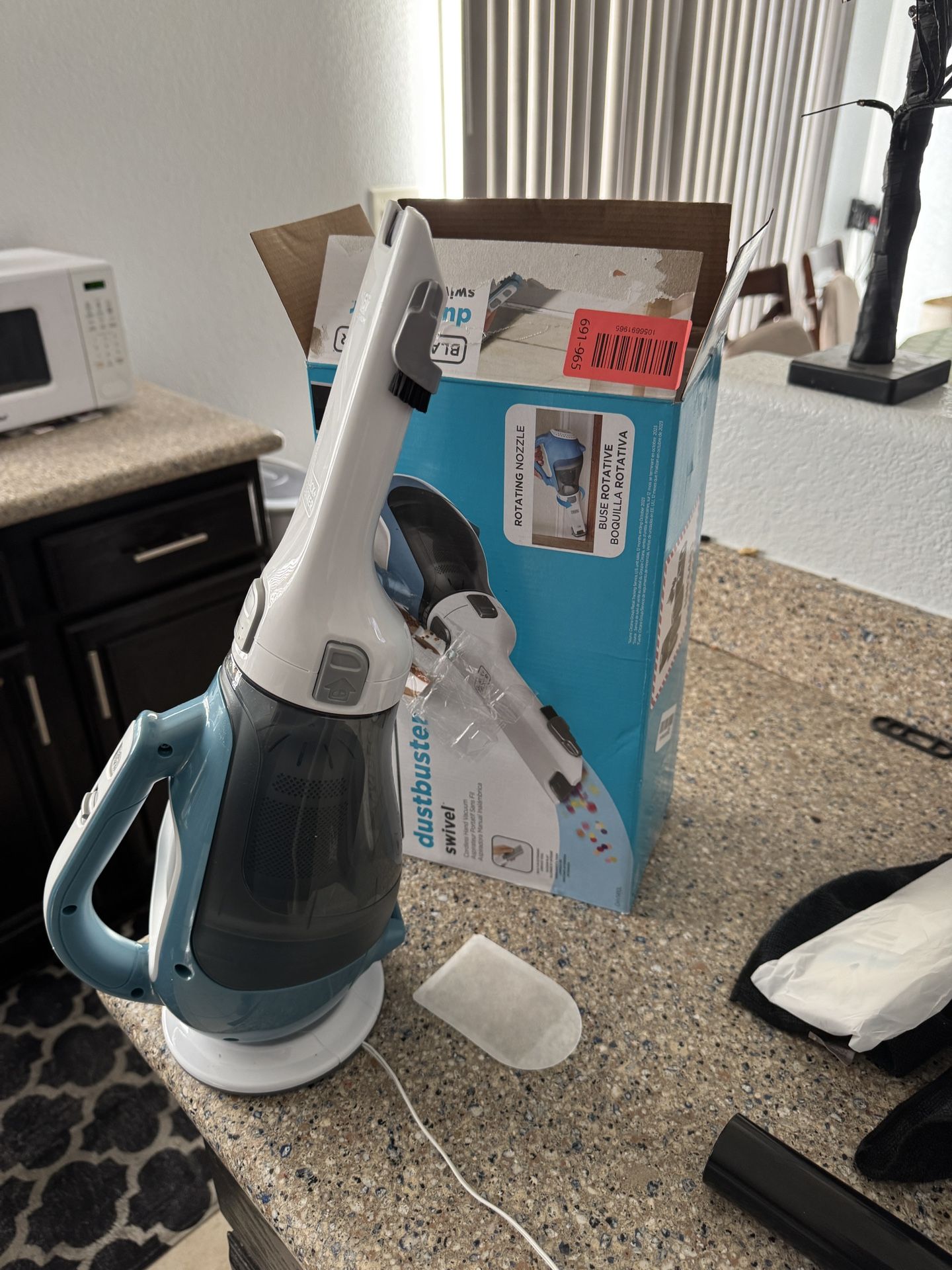 BLACK+DECKER Dustbuster AdvancedClean Cordless Handheld Vacuum, Compact Home And Car Vacuum With Crevice Tool (CHV1410L)