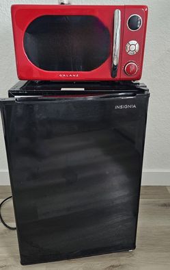 Insignia MINI FRIDGE Perfect Working Condition / Refrigerator INSIGNIA Mini Fridge 