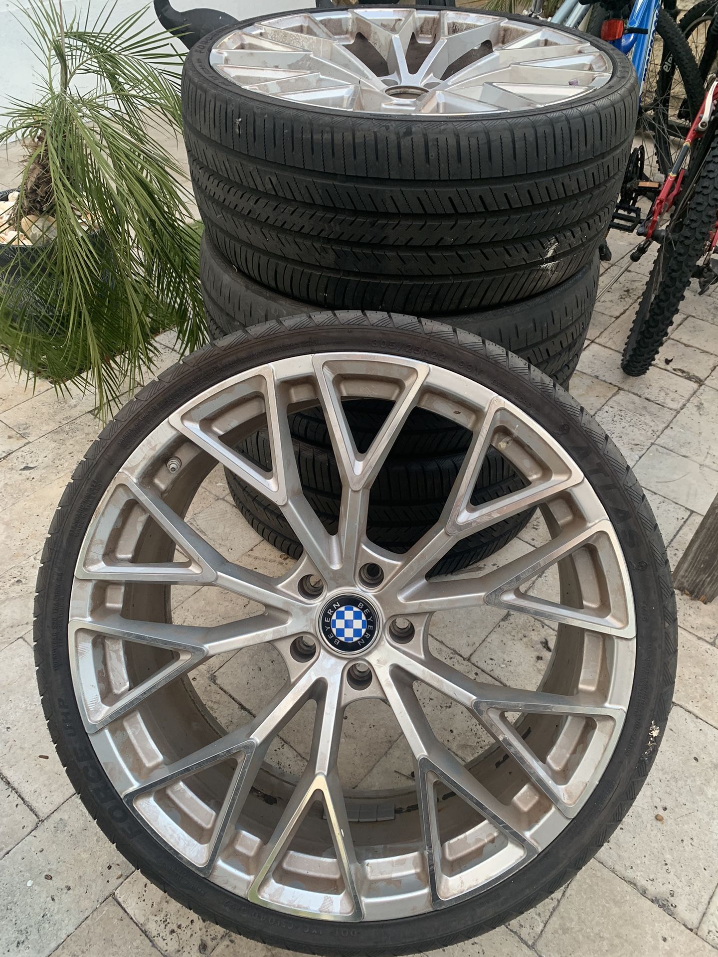 Título: Set de 4 Rines Beyern Antler con Llantas 305/25R22
