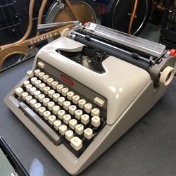 Vintage royal typewriter from the 60s in beautiful condition📇 work perfectly👍🏻
