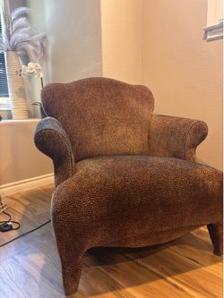 Cheetah Print Accent Chair – Plush Rolled-Arm Club Chair