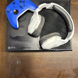 Xbox One, Xbox controller and headset