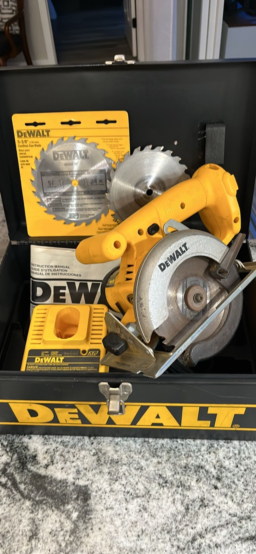Dewalt DW 935 Cordless Trim Saw
