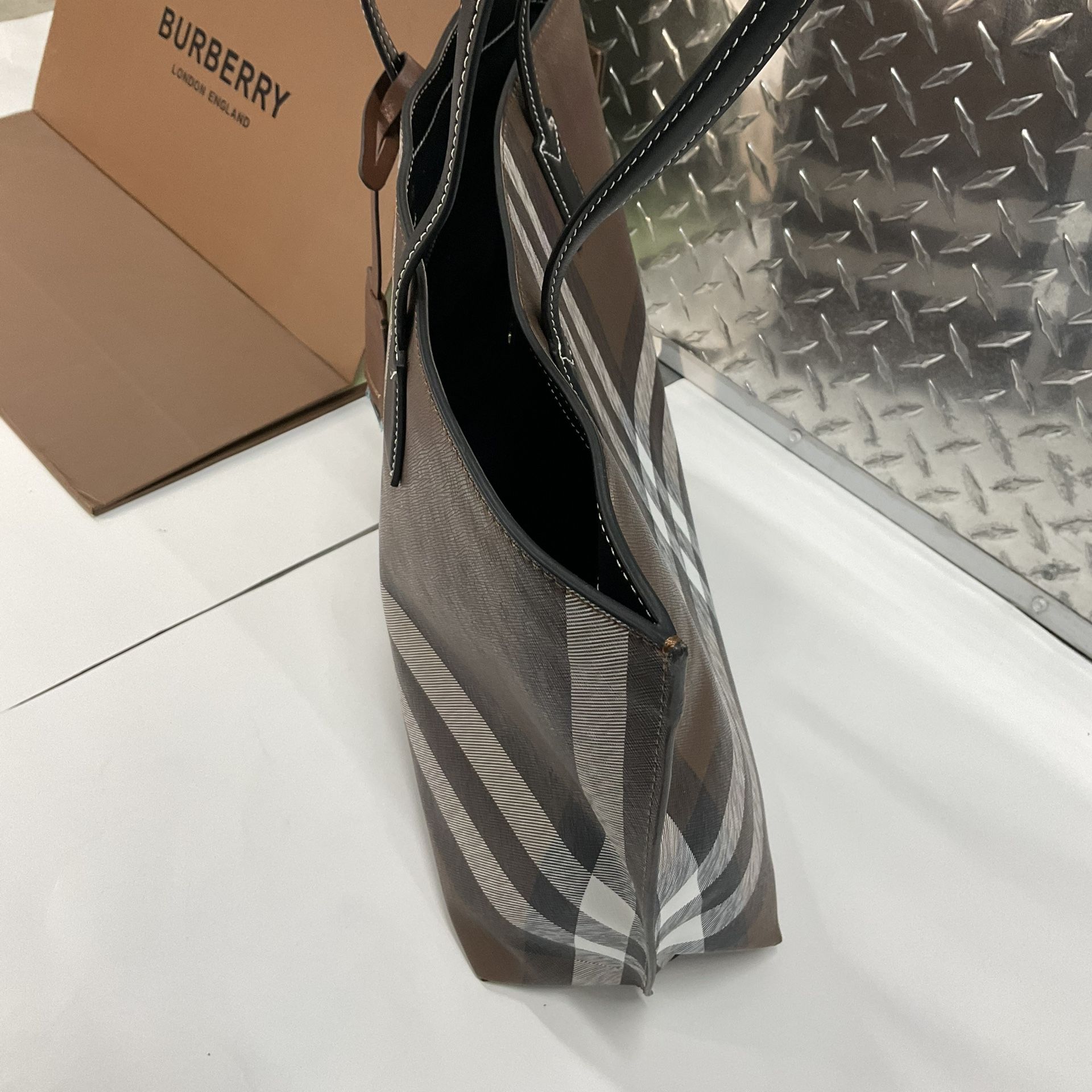 NWT Burberry Leather Banner Tote Bag for Sale in Miami Beach, FL - OfferUp