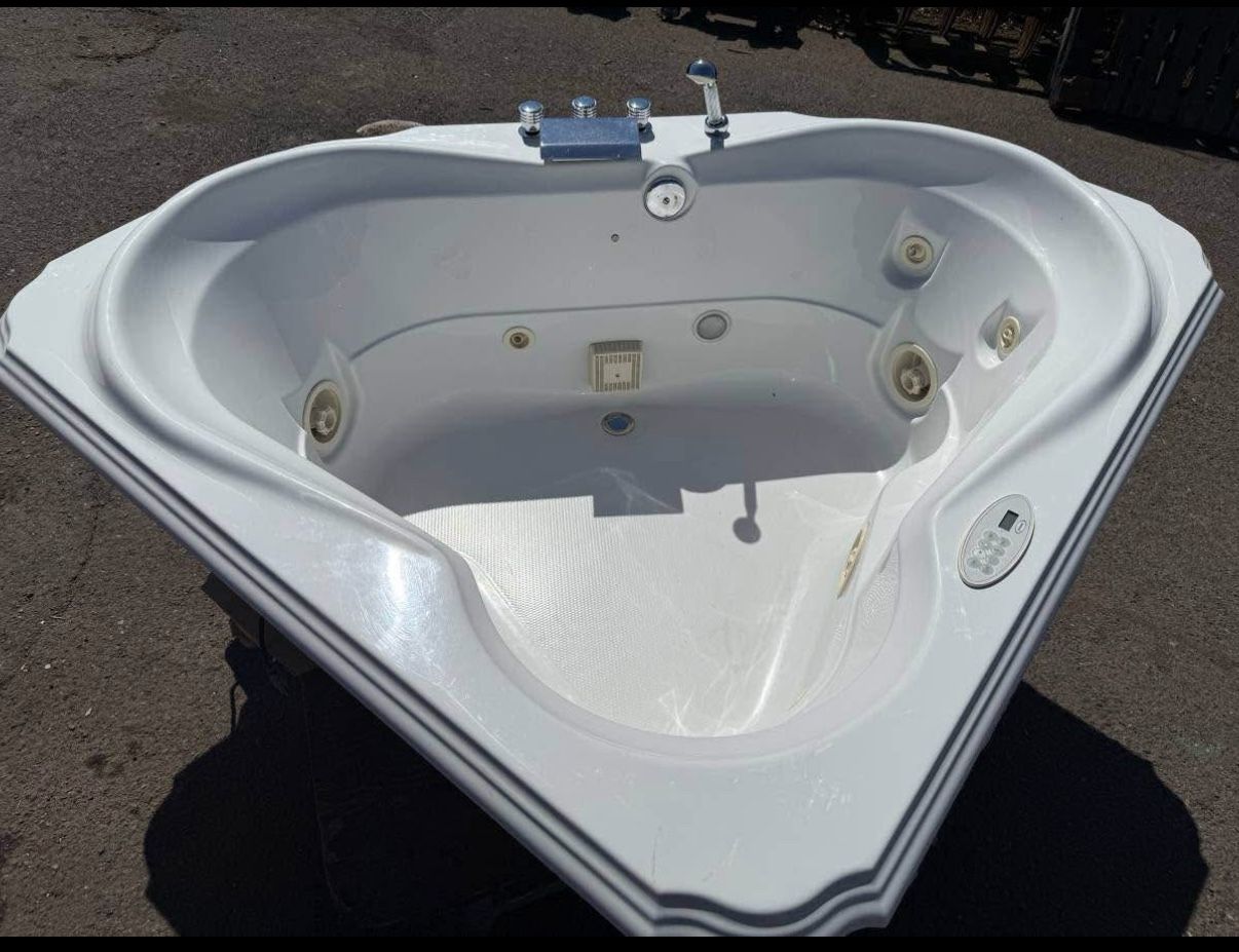 Jacuzzi Corner Luxury Whirlpool Tub