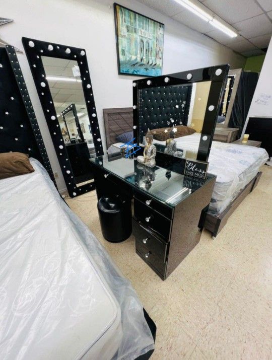 Morgan Black Makeup Vanity Set with Lighted Mirror
Crown Mark$10 Down Payment And Financing Available