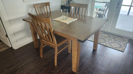Dining Table With 4 Chairs And Leaf. Great Condition.