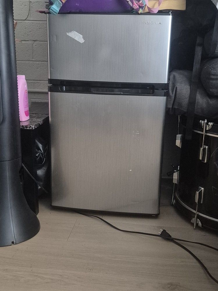 Insignia Mini Fridge 3ft