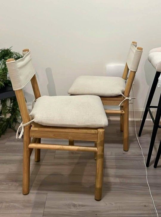 Emery Wood dining chairs
2 Chairs
Washable and removable cushions