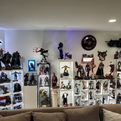 Selling Statue And Hot Toys Collection 