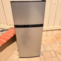 Frigidaire 4.5-cu ft Mini Fridge with Freezer ( Silver Mist ) ENERGY STAR