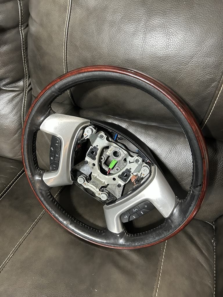 07-13 Cadillac Escalade Steering Wheel & Cluster 