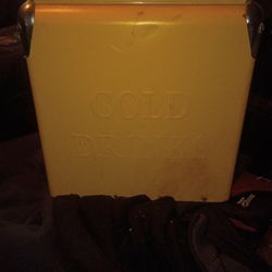 Portable Mini Cooler With A Vintage Look