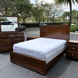 Beautiful Bedroom Set Queen Size Solid Wood Brown Color In Excellent Condition by LY Furniture