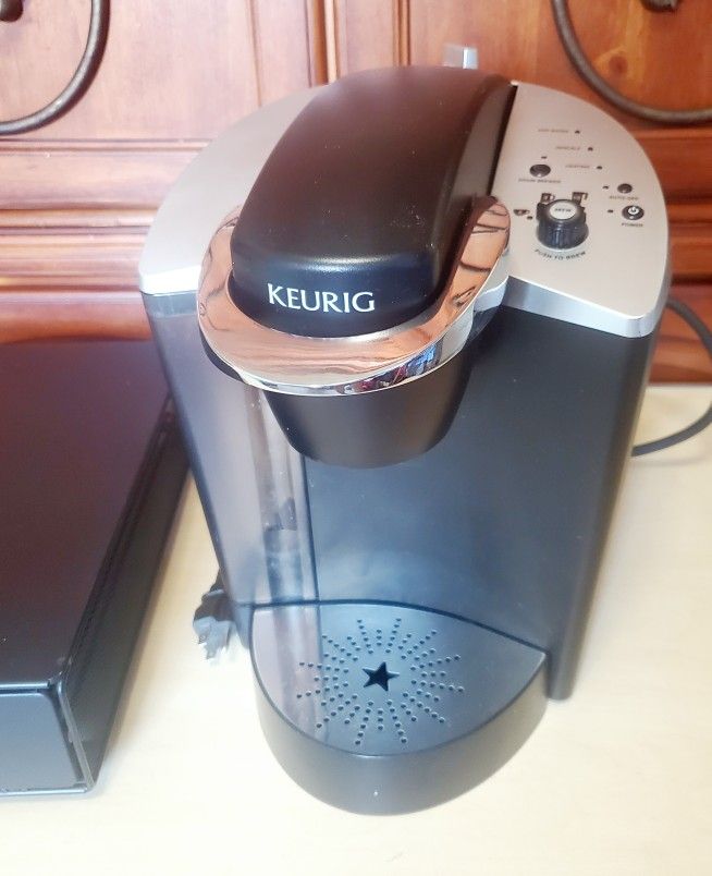 Keurig K140 Commercial Brewing System With Coffe Storage In Good Working Condition
