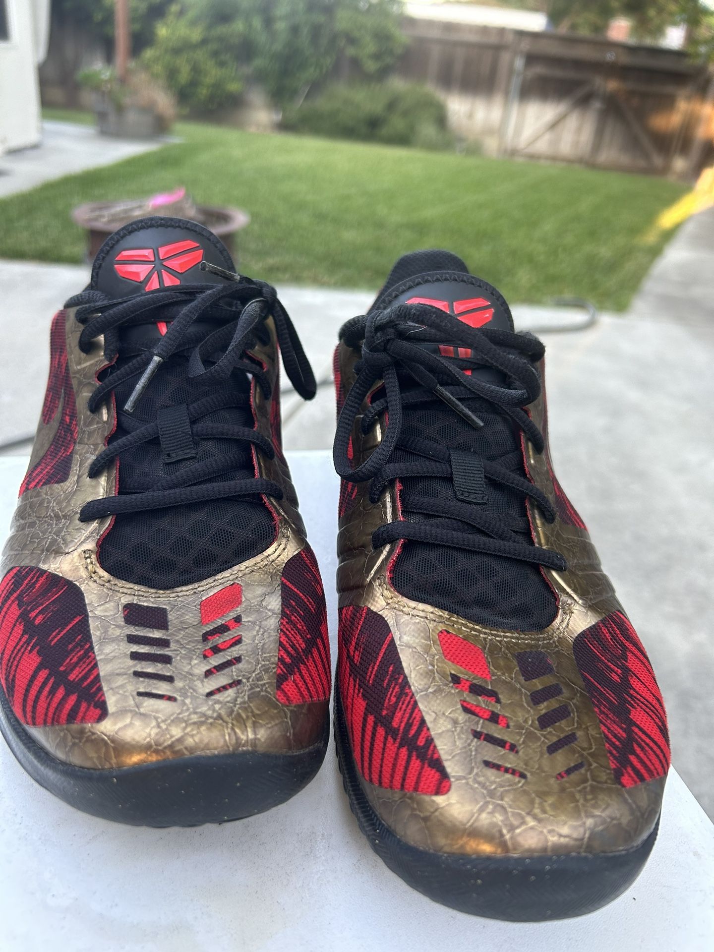 Nike Kobe KB Mentality Red Black Gold Iron Man Size 9 Men’s