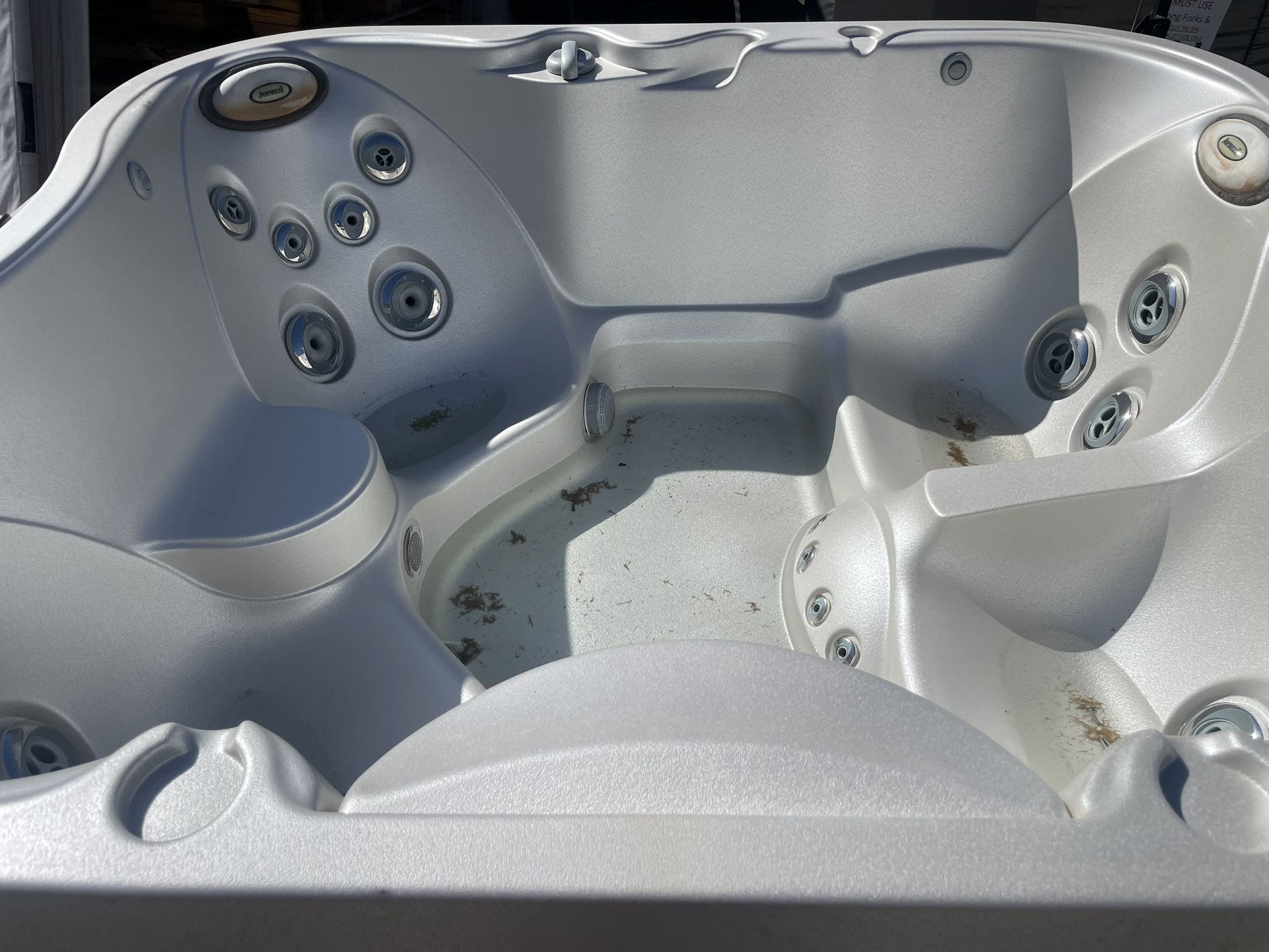 Refurbished 4-5 Person Jacuzzi Hot Tub