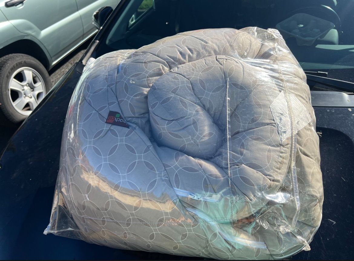 Pregnancy pillow, large and comfortable