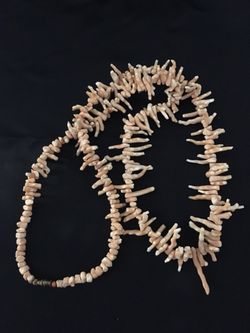 Collar de coral color beige/ámbar.