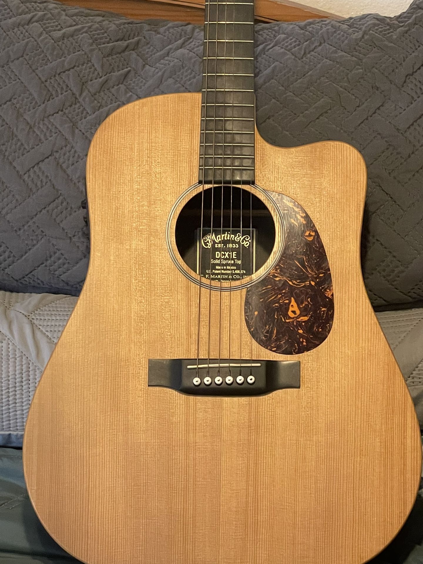 Martin Guitar DCX1E plus Amp