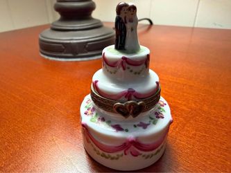 Limoges Wedding Cake Trinket Box Bride Groom Hinged