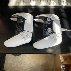 2 PS5 CONTROLLERS 