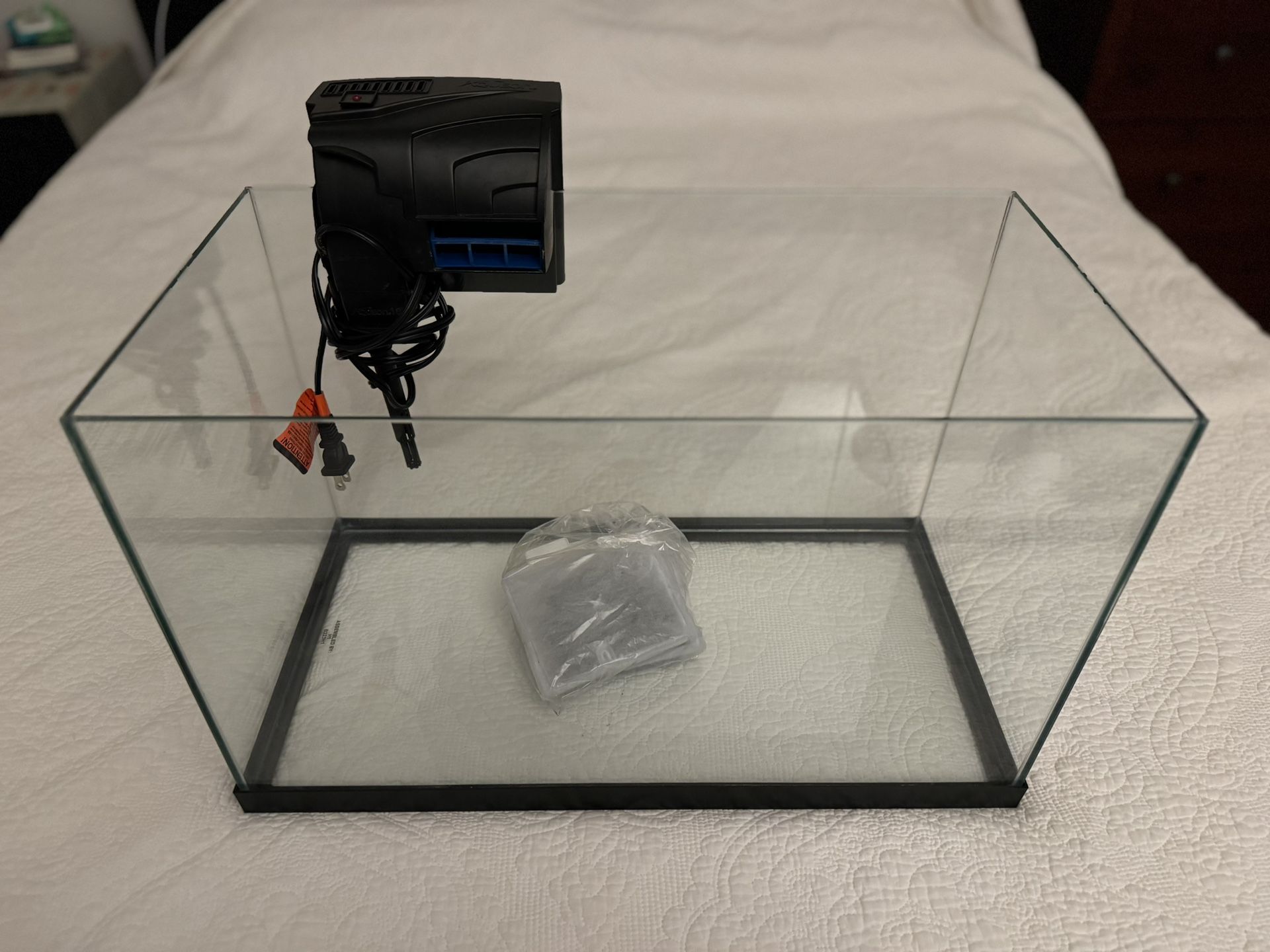 Aqueon Aquarium Tank 10 g / Aqueon QuietFlow 10 Filter