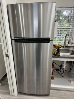 Whirlpool refrigerator 28”
