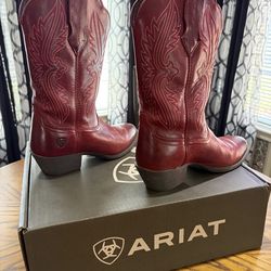 Ariat size 7 women’s boots ~ Heritage R Toe Stretch Fit