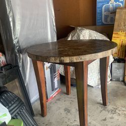 Counter Height Dinning Table With 4 Like New Chairs 