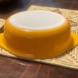 Pyrex 1.5qt Vintage Dish 