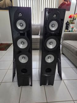 Beautiful and immaculate tower speakers