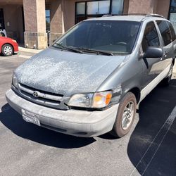 Toyota Sienna 