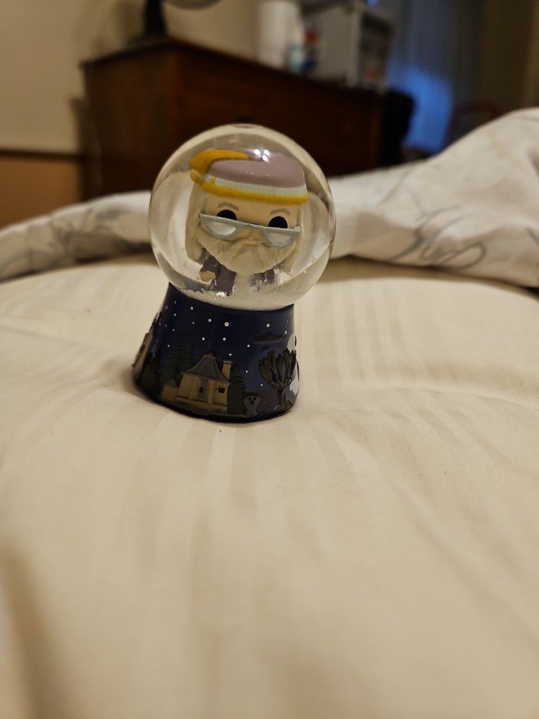 Snow globe of Dumbledore.
