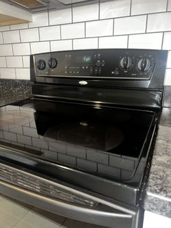 Whirlpool Electric Stove Glass top / Oven - Black $350