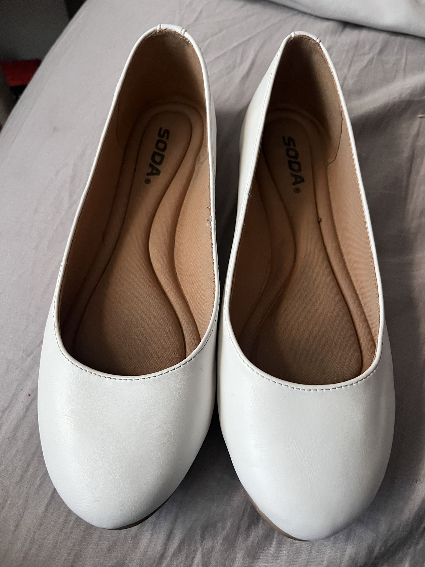White leather ballet flats with brown sole - size 8.5 - Used with care - #balletshoes