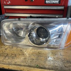 2002 2003 2004 2005 2006 GMC Yukon Denali Drive Side Headlight 