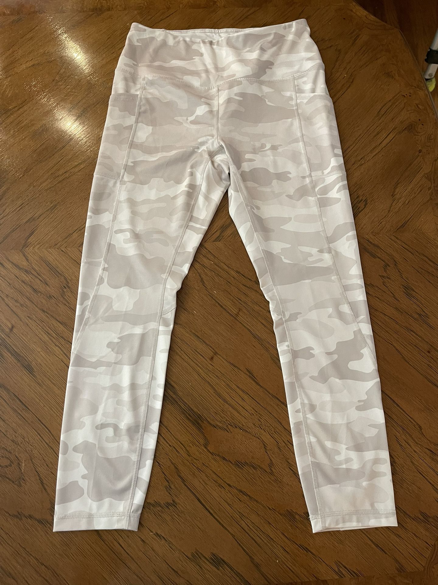 Women’s Reebok White and Light Grey Camo Leggings - Like New - Medium