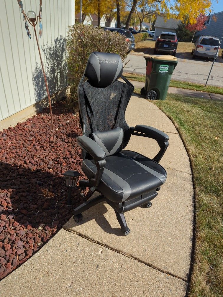 Respawn Gaming Chair $60  OBO
