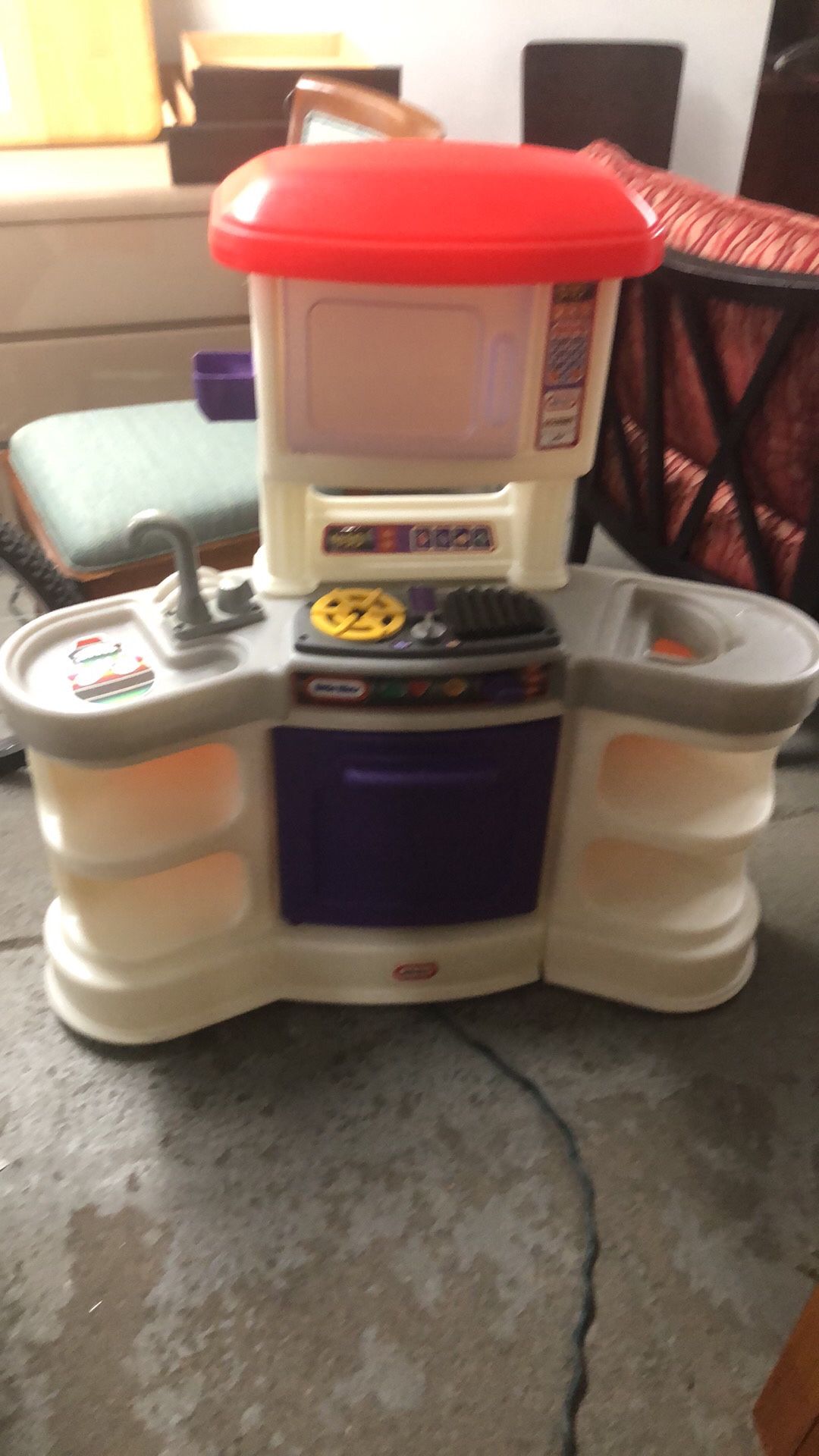 Plastic toy kitchen set
