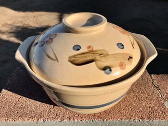 Stoneware crock pot. Lid. Good condition.